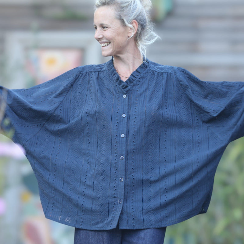 Blouse Miléna - broderie géométrique bleu marine - Quintessence