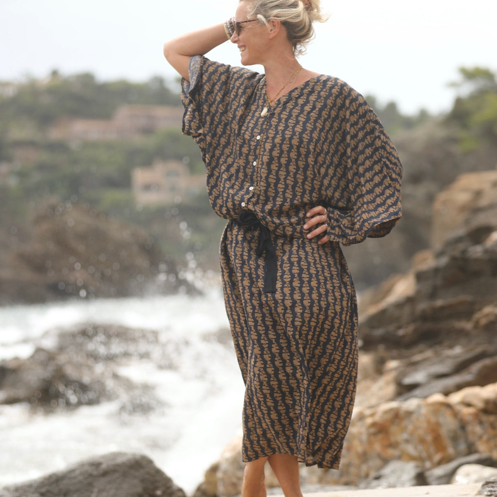 Robe Xiou viscose Batik marine/camel - Quintessence