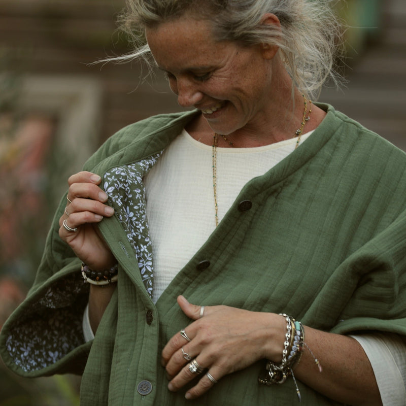 Veste kimono Yoko - double gaze de coton matelassé vert ortie/ envers fleuri - Quintessence