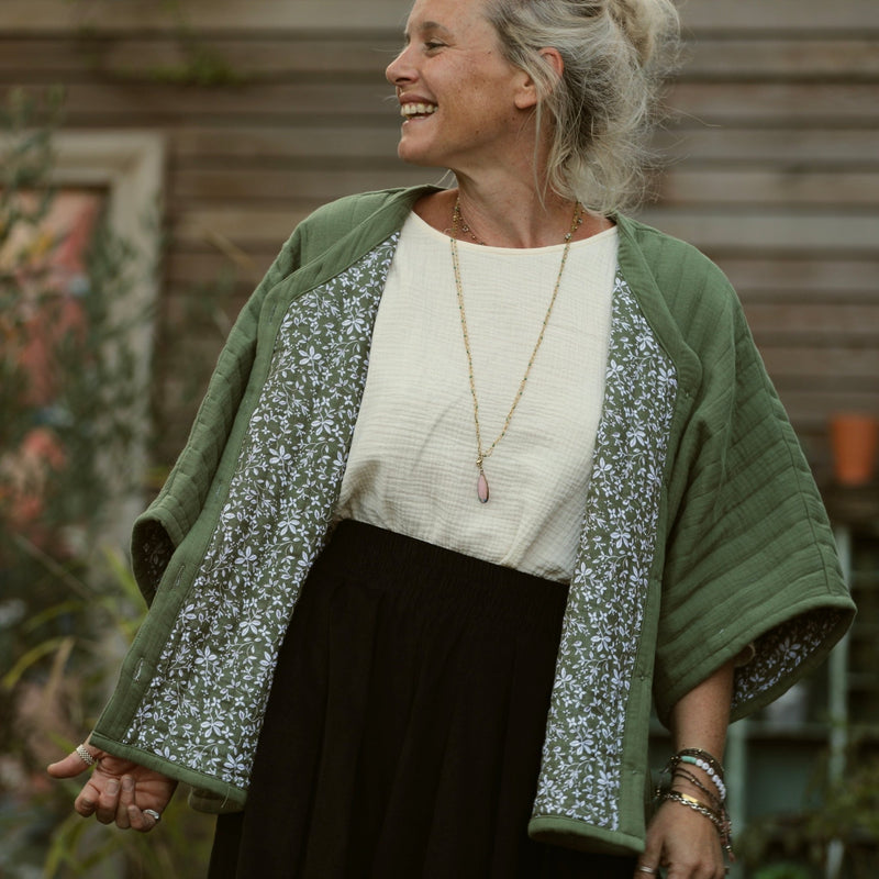 Veste kimono Yoko - double gaze de coton matelassé vert ortie/ envers fleuri - Quintessence